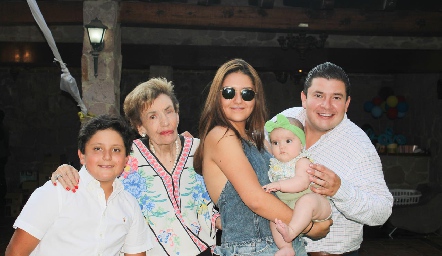  Rocío Abaroa con sus nietos.