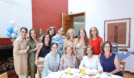  Micol Echegaray con las amigas de su suegra Elia de Padilla.
