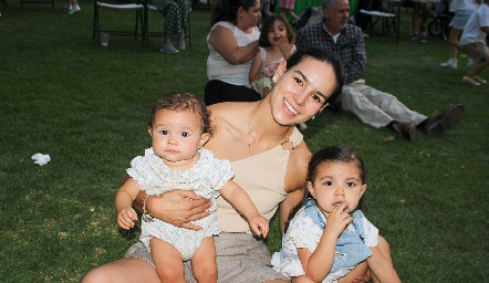  Sandra Villalobos con sus hijas Emilia y Javiera.