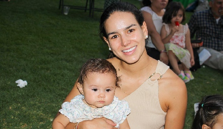  Sandra Villalobos con su hija Emilia.