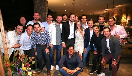  Eduardo Torre y Ana Paula de los Santos con los amigos de Eduardo.