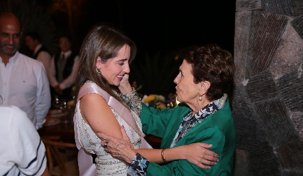  Ana Paula de los Santos con su abuela Gela Valle.