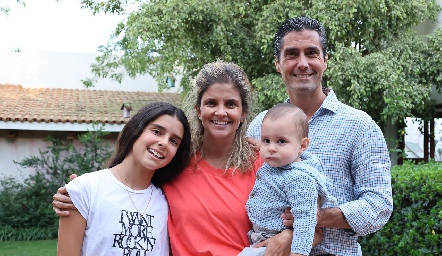  Lu López y Rafael Lebrija con sus hijos, Carlota y Jerónimo.