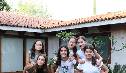  Maite Quibrera, Pía Guevara, Paula Salas, Inés Lozano, Carlota Lebrija y Jimena Fernández.