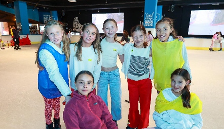  Hanni con sus amigas celebrando su cumpleños.