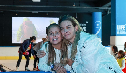  Hanni Torres con su mamá Hanni Abud.