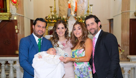  José Ramón Barragán, Valeria Flores, Silvana Zendejas y Santiago López con Joaquín.
