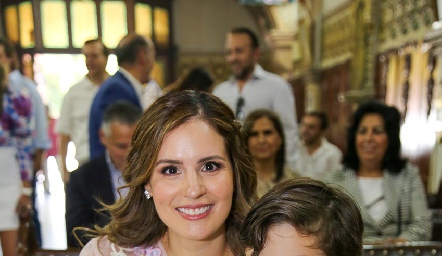  Valeria Flores con sus hijos Joaquín y Valentin.