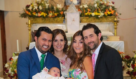  José Ramón Barragán, Valeria Flores, Silvana Zendejas y Santiago López con Joaquín.