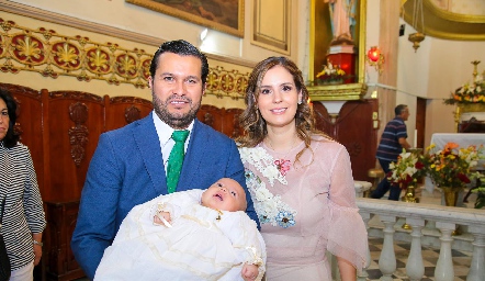  José Ramón Barragán y Valeria Flores con su hijo Joaquín.