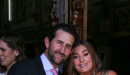  Santiago López y Silvana Zendejas con su ahijado Joaquín.