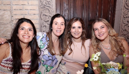  Adriana Torres, María Domínguez, Valeria Flores y Vero Pérez.