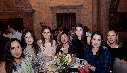  Valeria Flores con sus amigas.