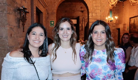  Martha Morales, Valeria Flores y María José Barragán.