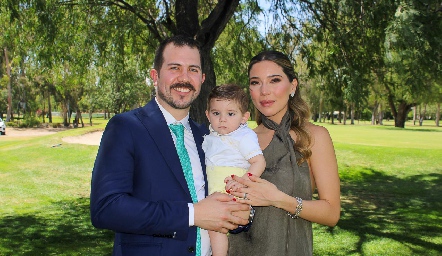  Fernando con sus padrinos Antonio Musa y Veida Villarreal.