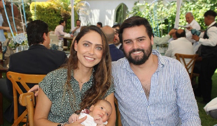  Elisa Ramírez y Rodrigo Labastida con su hija María Pía.