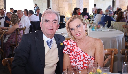  Pablo Fernández y María Teresa Vertiz, papás del novio.