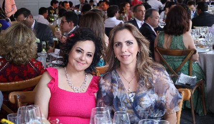  Rebeca Flores y Cecilia de la Torre.