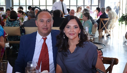  Juan Carlos Isordia y Gabriela Betancourt.