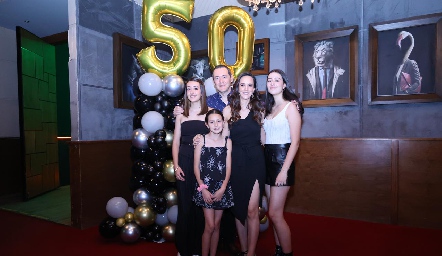  Jorge Ledezma y Gloria Mojarro con sus hijas Andrea, Sofía y Jimena.