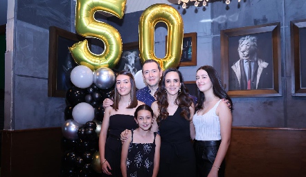  Jorge Ledezma y Gloria Mojarro con sus hijas Andrea, Sofía y Jimena Ledezma.