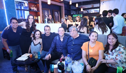  Gerardo Hernández, Gloria Mojarro, Tere Mojarro, Juan Carlos, Jorge Ledezma, Víctor Torres, Adriana Rosales y Magda Torres.