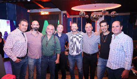  Jorge Ledezma celebrando con sus amigos.