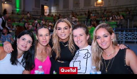 Liz García, Marcela, Maribel, Sofía y María Torres.