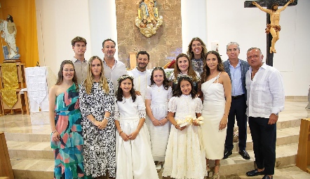  María Andrea Cervantes, Lara Ocejo y Elena Villegas con sus familias y el padre.
