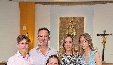  Miguel Ocejo y Alejandra Pérez con sus hijos Iñaki, Lara  y Camila.