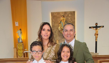  Ana Elena Meade y Jaime Villegas con sus hijos Gerónimo y Elena.