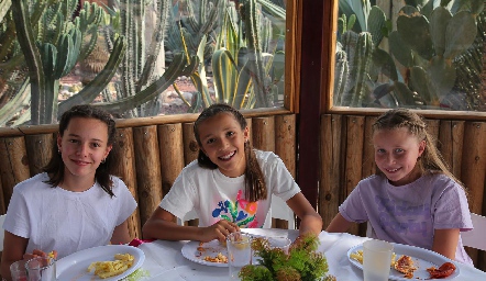 Andrea Quintanilla, Sofía Stevens y Vale Vallejo.