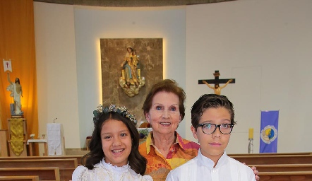  Elena Villegas, Ana María González y Gerónimo Villegas.