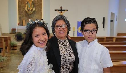  Elena Villegas, María Juana Martínez y Gerónimo Villegas.