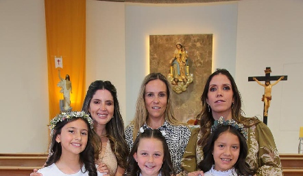  María Andrea Cervantes, Lara Ocejo y Elena Villegas con sus mamás.