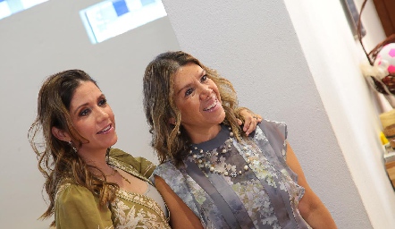  Ana Meade y Mary Buendía Meade.