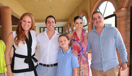  Elisa Vilet, Andrés Chávez, Valeria Zúñiga y Eduardo Gouyonnet con Alejandro.