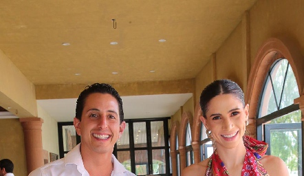  Valeria Zúñiga y Andrés Chávez con su ahijado Alejandro Gouyonnet.
