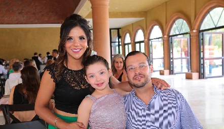  Marilupe Reyna y Ramón Barragán con su hija Marilupe.