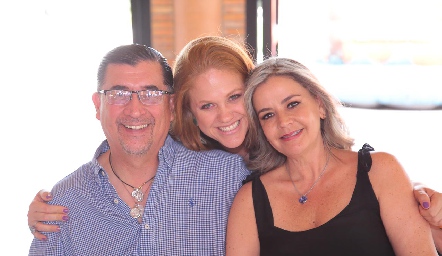  Jaime Flores, Elisa Vilet y Claudia Gouyonnet.