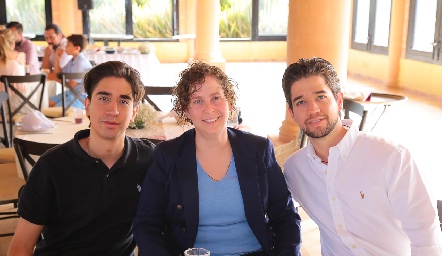  José Pablo Flores, Bárbara Zúñiga y Mauricio Flores.