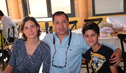  Gabriela Flores, Rafael y Gabriel Trujillo.