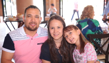  Arturo Castillo, Marine Ortiz y Sara Castillo.
