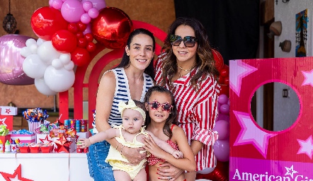  María Pía con su mamá Fernanda Castillo, su tía Ximena Castillo y su prima Jimena .