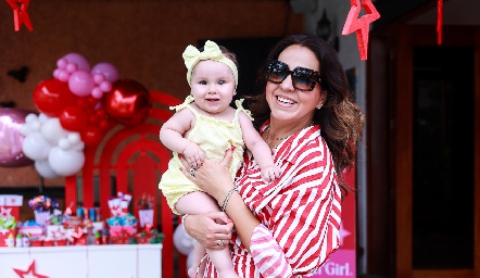  Fernanda Castillo con su sobrina Jimena.