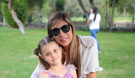  Daniela Delgado y Regina Gutiérrez.
