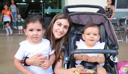  Patricio Gómez con sus hijas Cayetana y Lucila Azcárate.