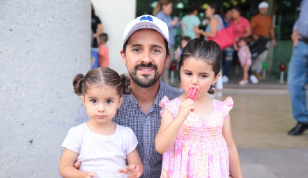  Guillermo Romo con sus hijas Paula y Nerea.