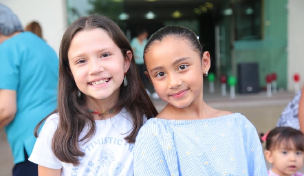  Aimee Galarza y Emilia López.