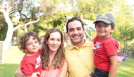  Rodrigo Aparicio y Fabiola Martín Alba con sus hijos Daniel y Marcelo.